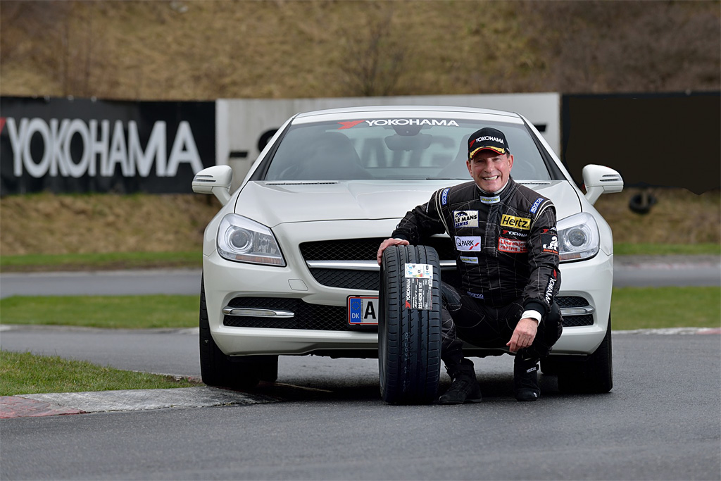 Det nye ADVAN Sport V105 er en landvinding, der markant vil tilføre enhver bil endnu større køreglæde, siger racerkøreren Thorkild Thyrring
(Foto: Intercom)